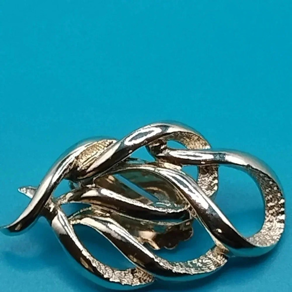 1970 Sarah Coventry Goldtone Swirl Design Clip On Earrings Town and Country - Picture 3 of 8